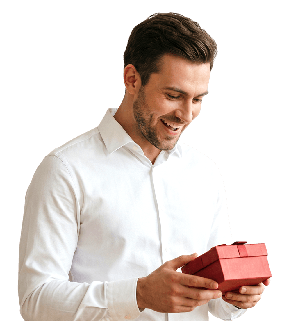 Colaborador abriendo un regalo corporativo